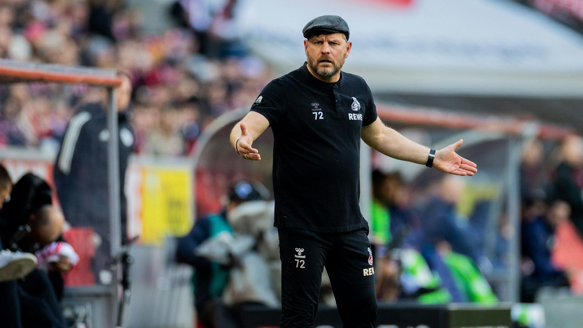 Steffen Baumgart ärgert sich gegen Wolfsburg.