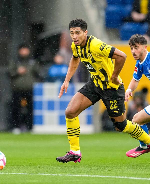 BVB-Star Jude Bellingham im Zweikampf mit Umut Tohumcu von der TSG Hoffenheim.