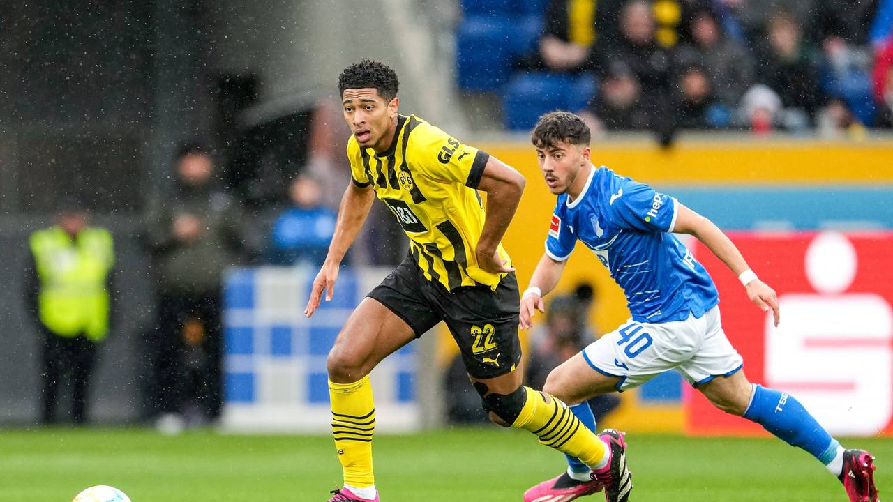 BVB-Star Jude Bellingham im Zweikampf mit Umut Tohumcu von der TSG Hoffenheim.