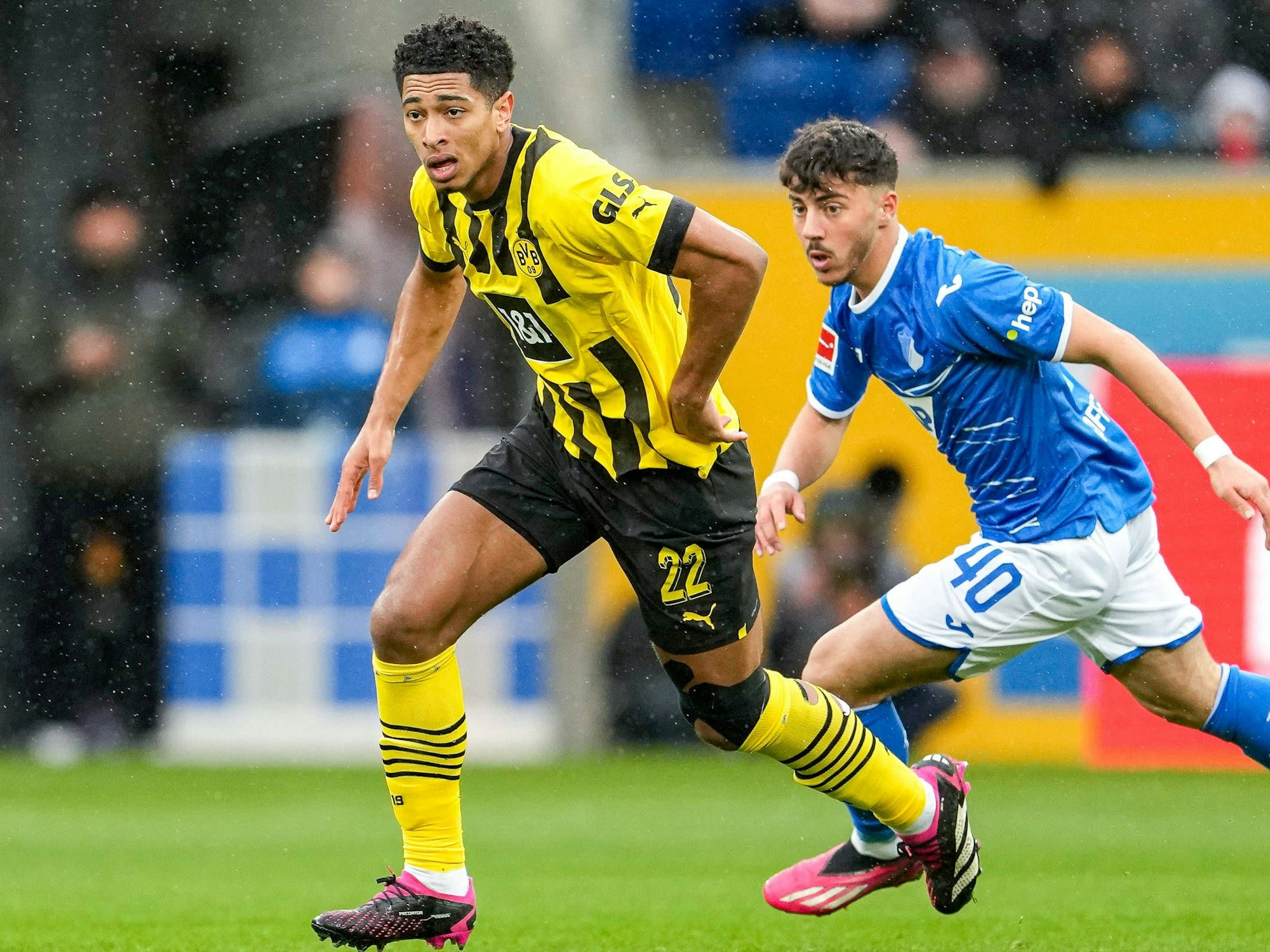 BVB-Star Jude Bellingham im Zweikampf mit Umut Tohumcu von der TSG Hoffenheim.