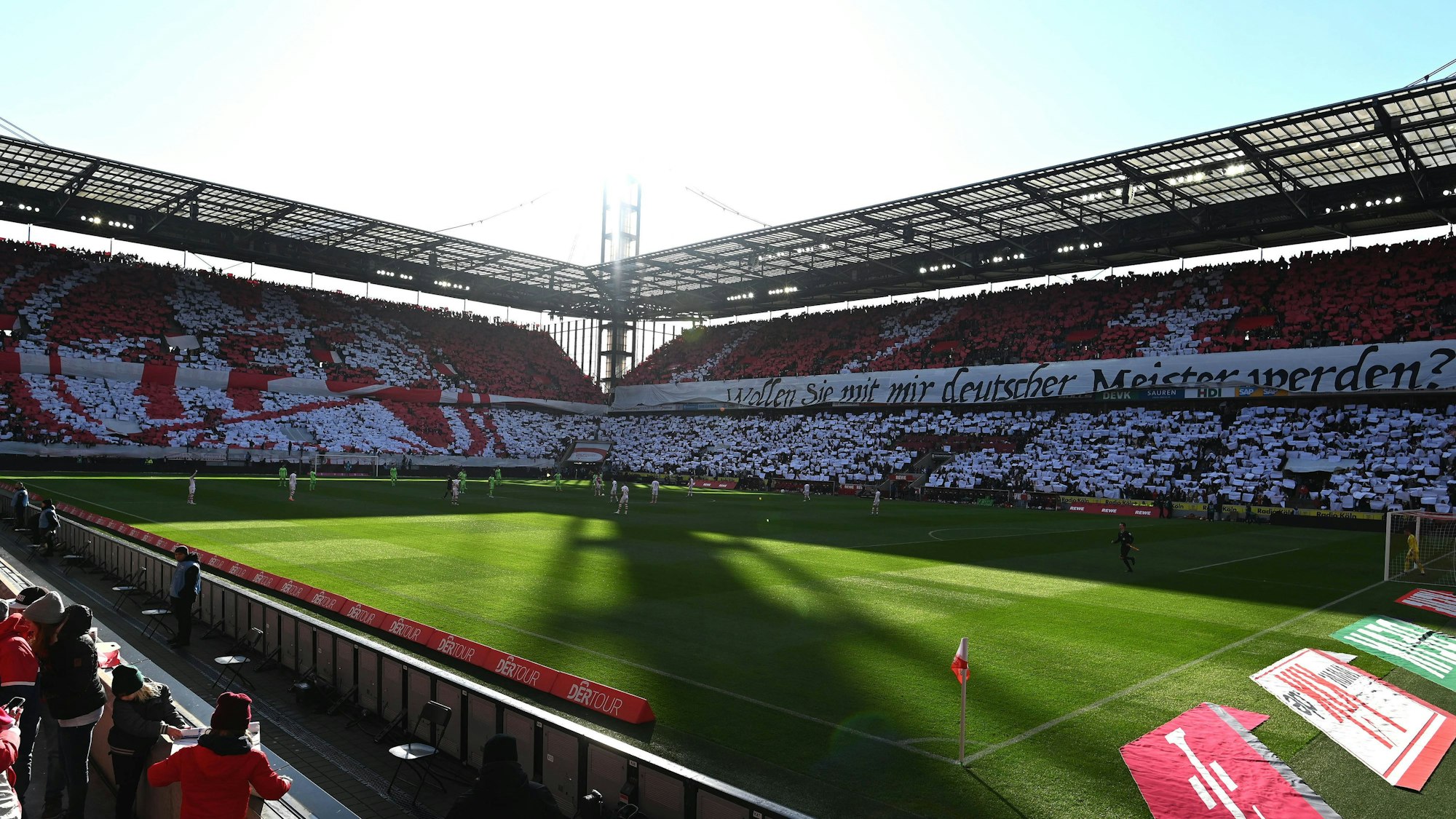 Die Fans des 1. FC Köln zeigen gegen den VfL Wolfsburg eine Choreo.