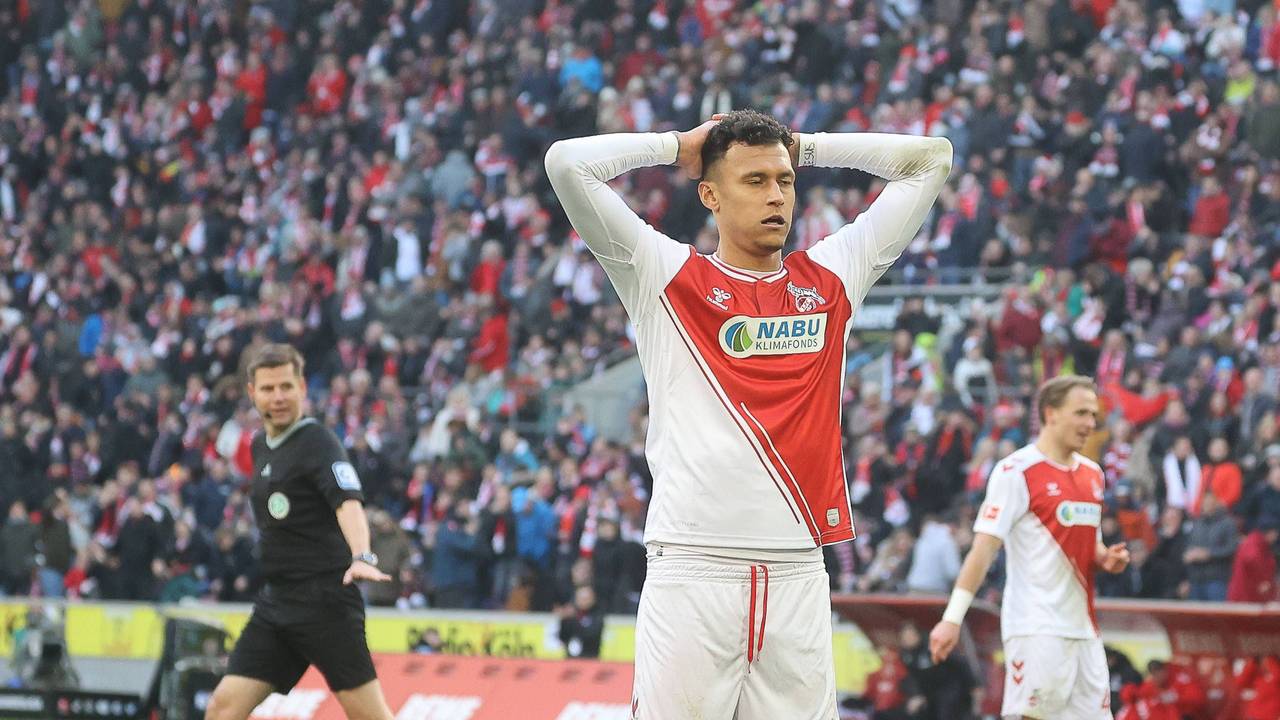 FC-Stürmer Davie Selke nach seiner vergebenen Groß-Chance auf den Anschluss-Treffer kurz vor Schluss in der Partie gegen den VfL Wolfsburg (25. Februar 2023).