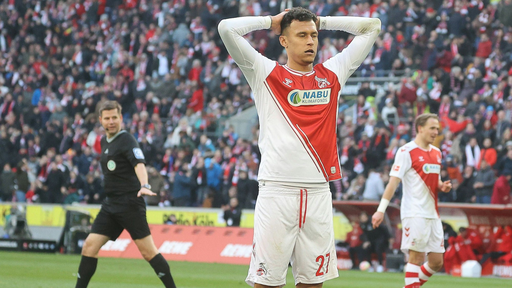 FC-Stürmer Davie Selke nach seiner vergebenen Groß-Chance auf den Anschluss-Treffer kurz vor Schluss in der Partie gegen den VfL Wolfsburg (25. Februar 2023).