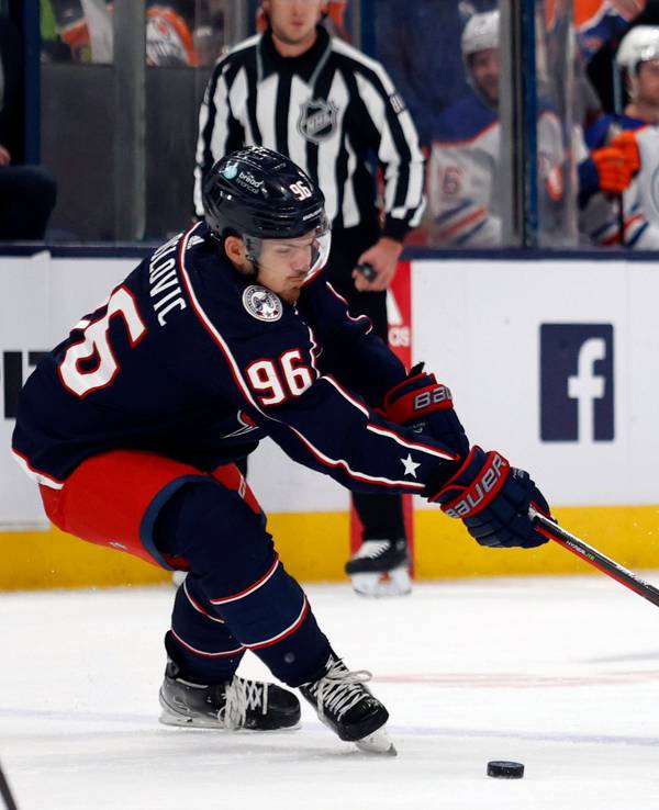 Jack Roslovic (l) von den Columbus Blue Jackets gegen Connor McDavid von den Edmonton Oilers.