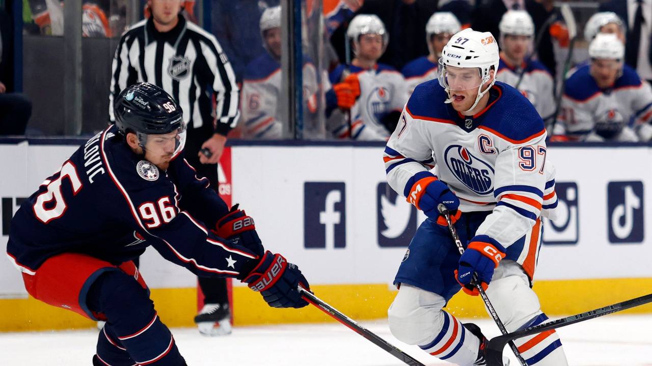 Jack Roslovic (l) von den Columbus Blue Jackets gegen Connor McDavid von den Edmonton Oilers.