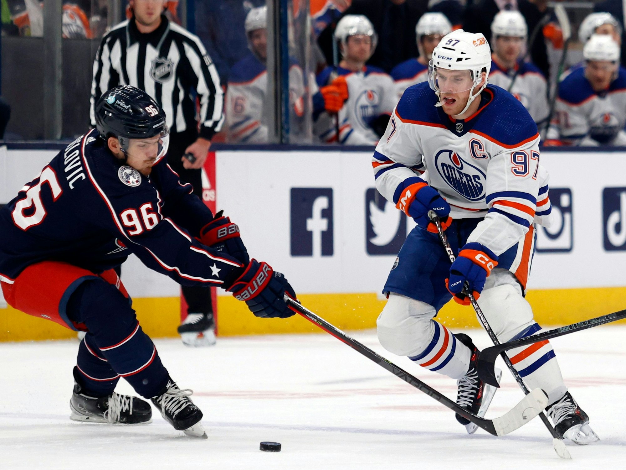 Jack Roslovic (l) von den Columbus Blue Jackets gegen Connor McDavid von den Edmonton Oilers.