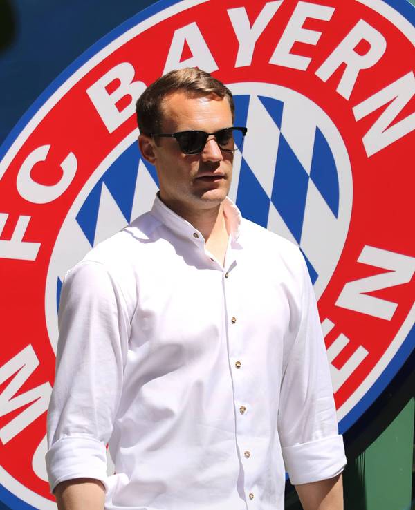 FC Bayern München: Torhüter Manuel Neuer in einem weißen Hemd und Sonnenbrille.
