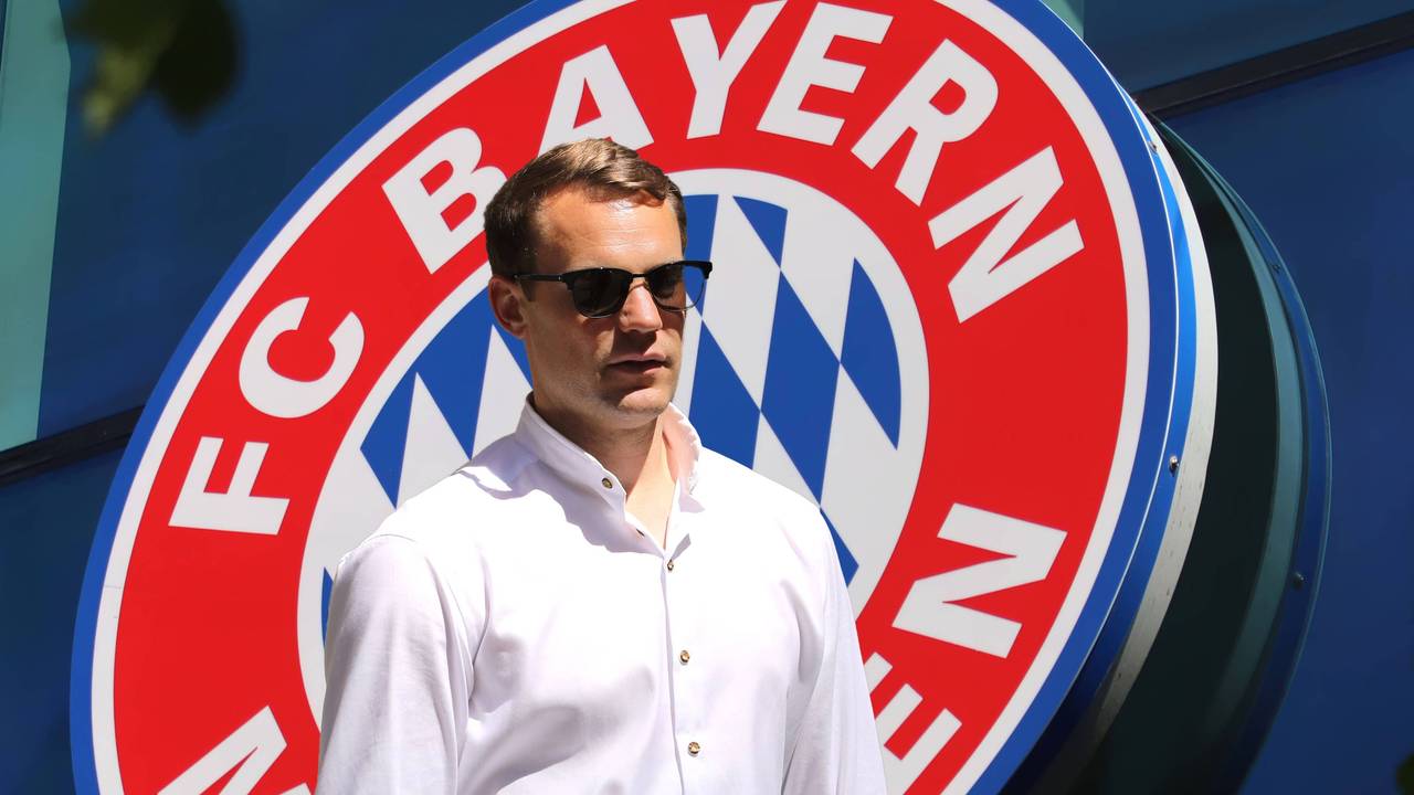 FC Bayern München: Torhüter Manuel Neuer in einem weißen Hemd und Sonnenbrille.