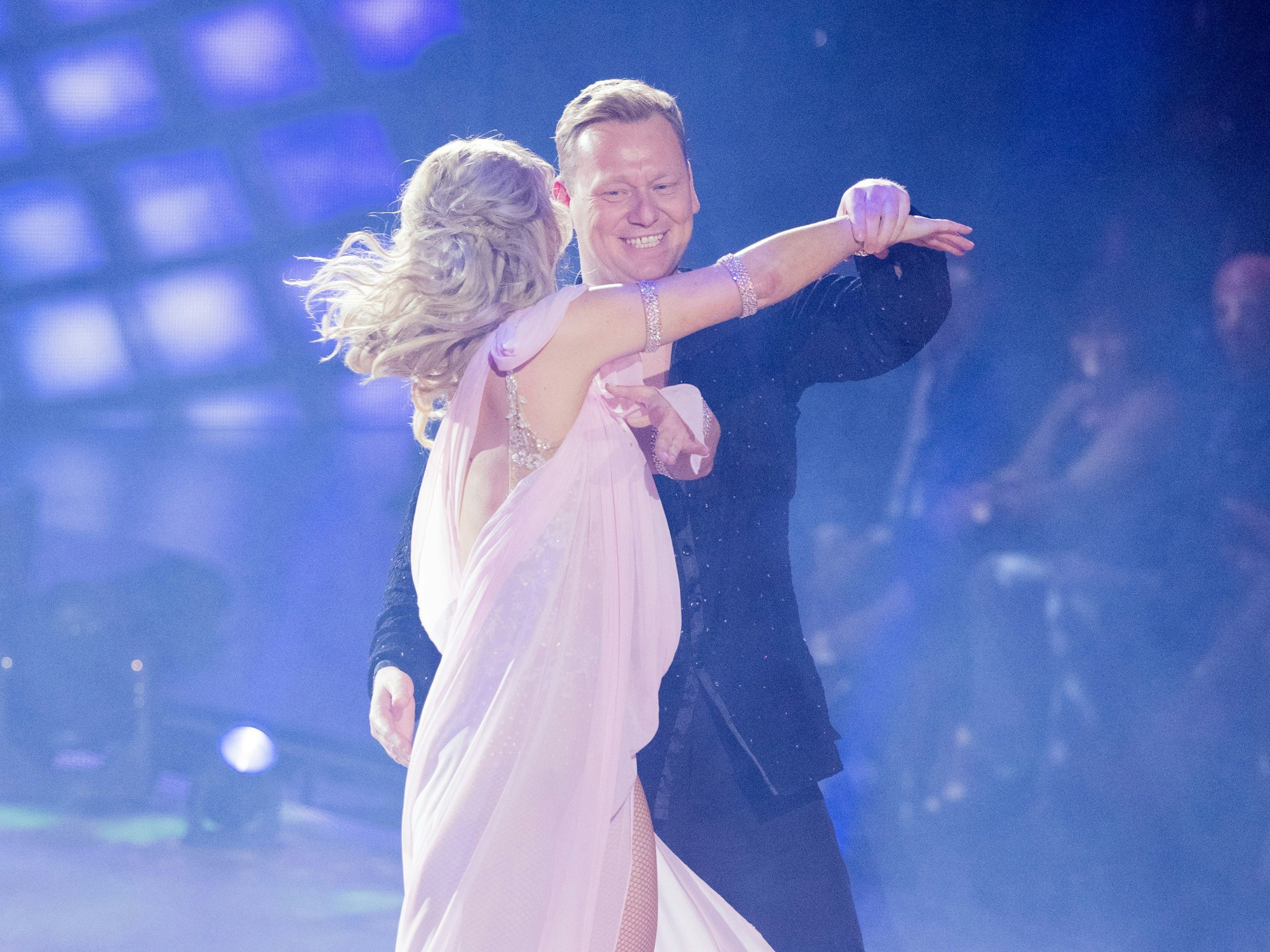 Knossi (bürgerlich Jens Knossalla), Youtuber, und Isabel Edvardsson, Profitänzerin, tanzen in der RTL-Tanzshow „Let's Dance“ im Coloneum Köln.