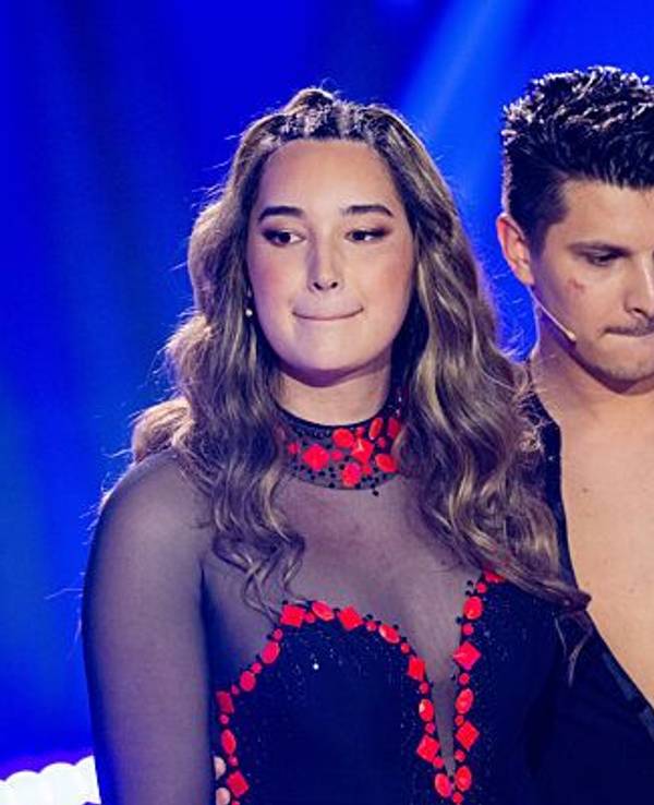 Alex Mariah Peter, Model, und Alexandru Ionel, Profitänzer, stehen in der RTL-Tanzshow "Let's Dance" im Coloneum zusammen.