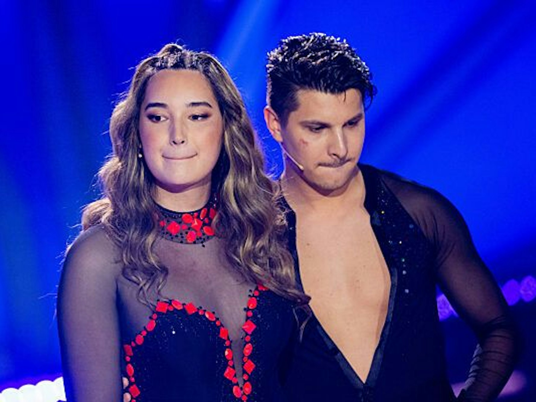 Alex Mariah Peter, Model, und Alexandru Ionel, Profitänzer, stehen in der RTL-Tanzshow "Let's Dance" im Coloneum zusammen.