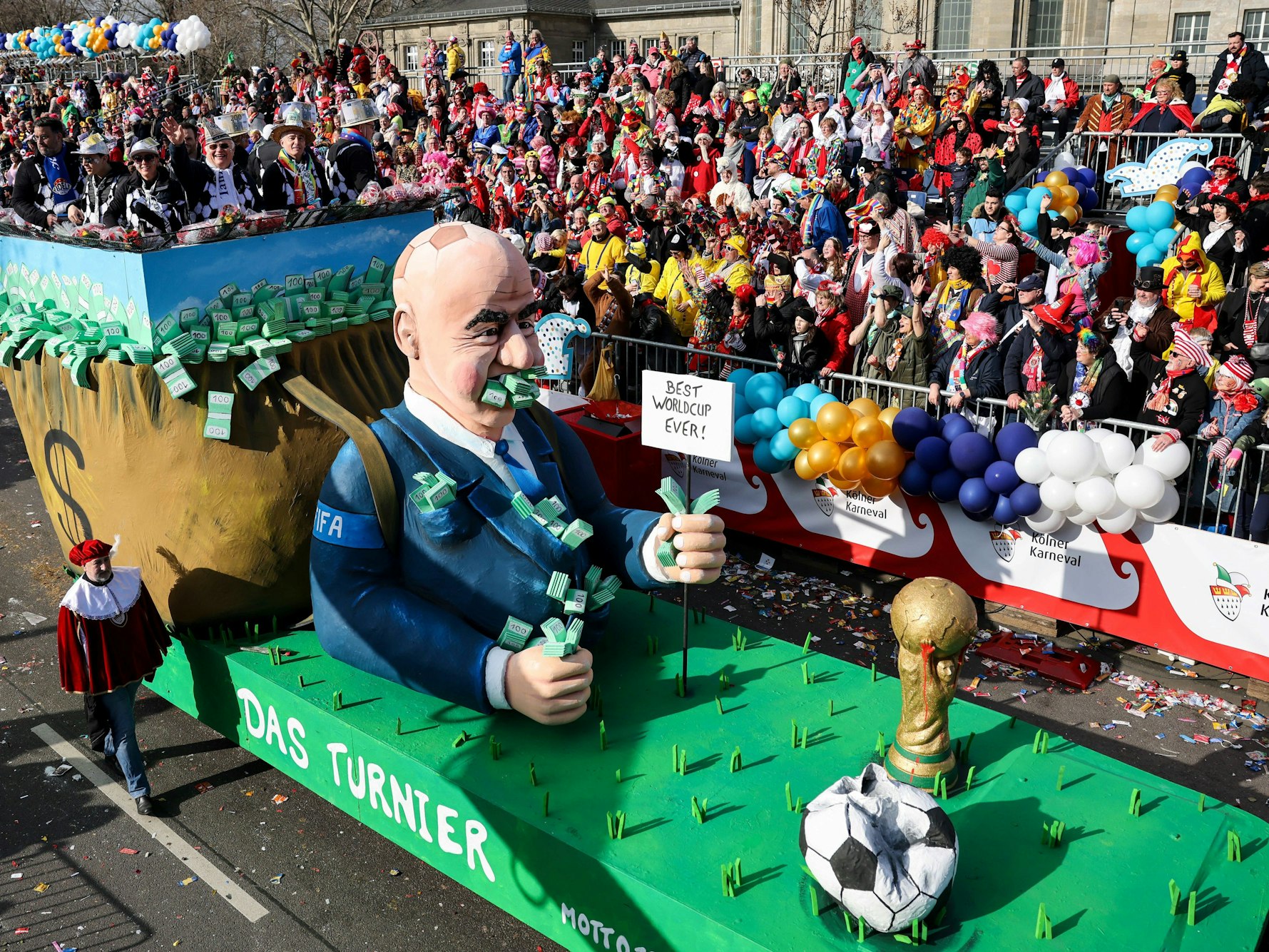 Darstellung von FIFA-Präsident Gianni Infantino im Rosenmontagszug in Köln 2023.