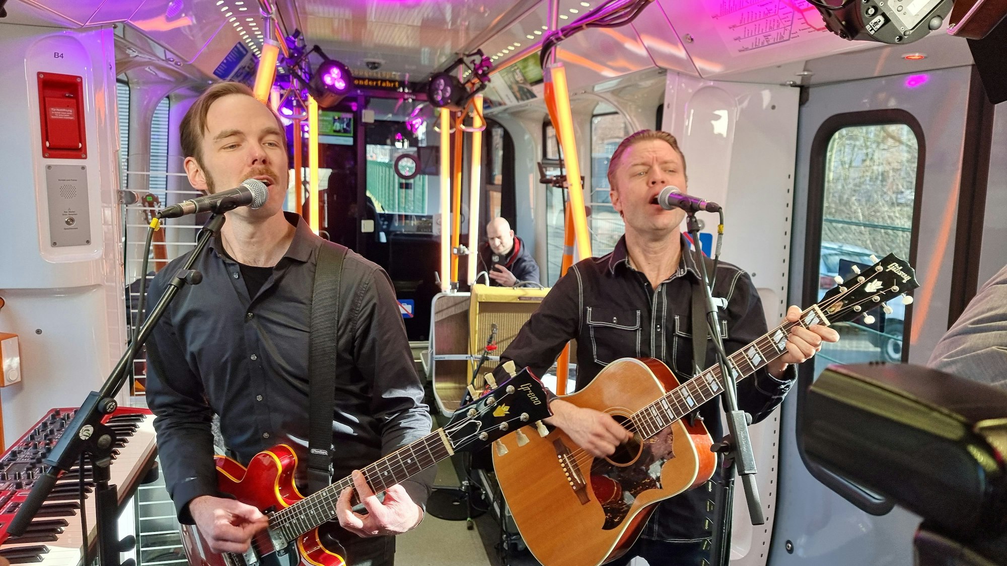 Die Band Mando Diao spielt in der Stadtbahn Hannover. Auf Einladung von Radio 21 und Üstra gibt die schwedische Rockband ein Privatkonzert für ausgewählte Hörerinnen und Hörer in der Stadtbahn der Üstra – diese fährt etwa 45 Minuten durch Hannover.