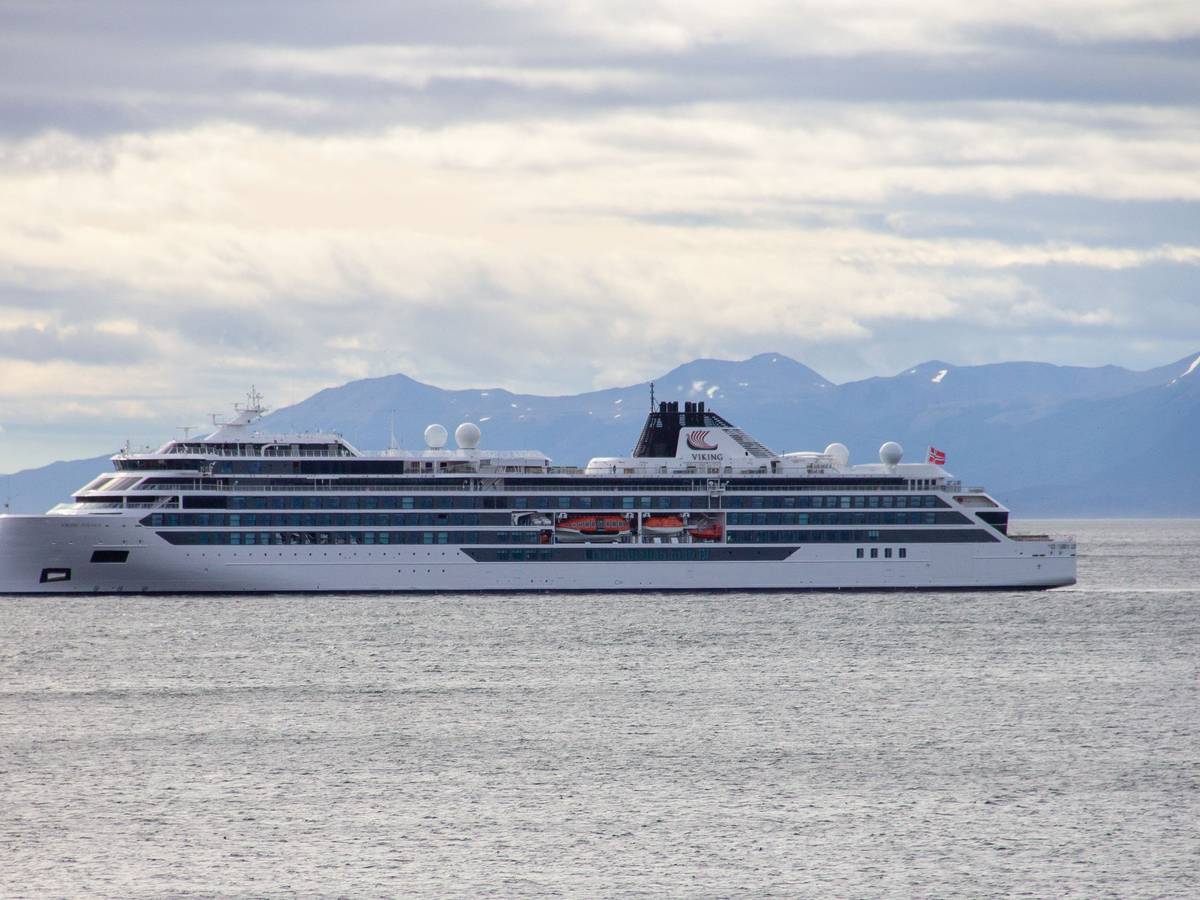 Das Kreuzfahrtschiff „Viking Polaris“ liegt vor Ushuaia.