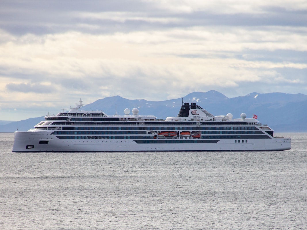 Das Kreuzfahrtschiff „Viking Polaris“ liegt vor Ushuaia.