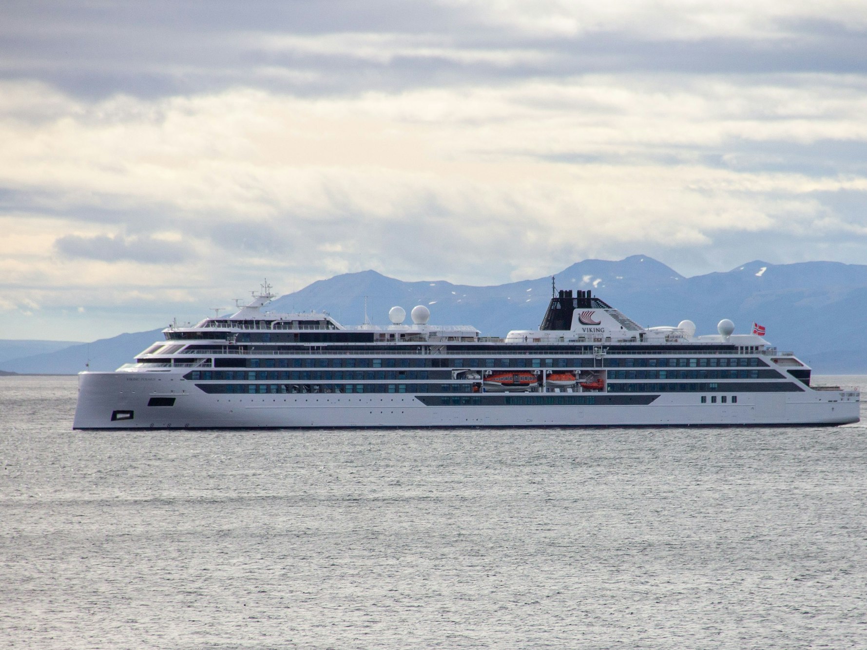 Das Kreuzfahrtschiff „Viking Polaris“ liegt vor Ushuaia (Argentinien).