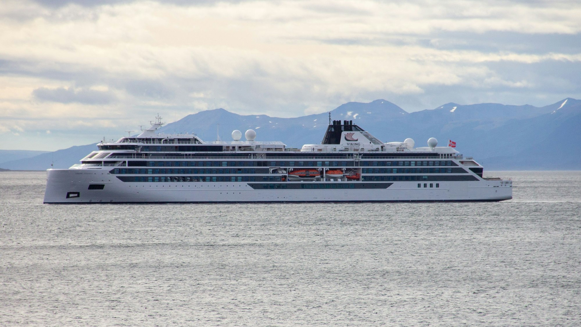 Das Kreuzfahrtschiff „Viking Polaris“ liegt vor Ushuaia.