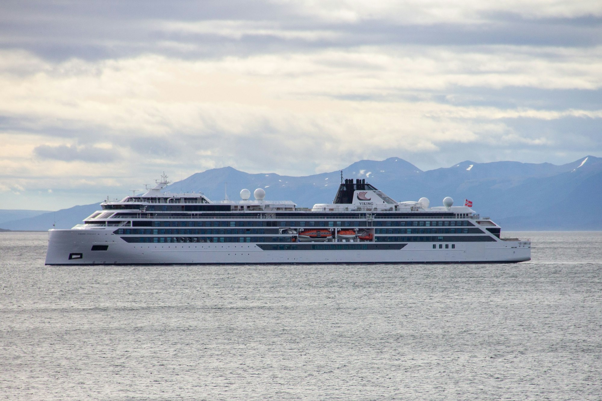 Das Kreuzfahrtschiff „Viking Polaris“ liegt vor Ushuaia.