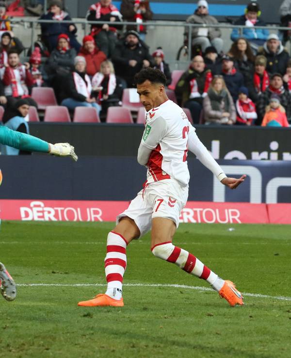 FC-Stürmer Davie Selke (r.) scheiterte am Samstag (25. Februar) an Wolfsburg-Keeper Koen Casteels.