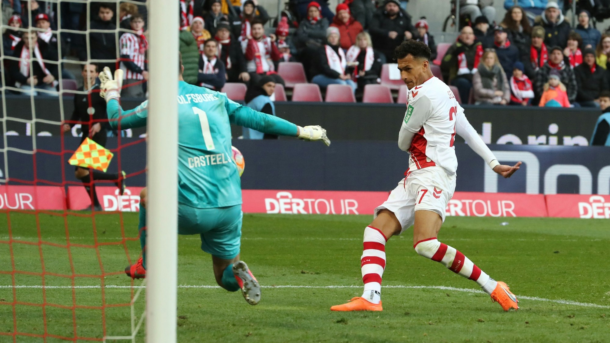 FC-Stürmer Davie Selke (r.) scheiterte am Samstag (25. Februar) an Wolfsburg-Keeper Koen Casteels.