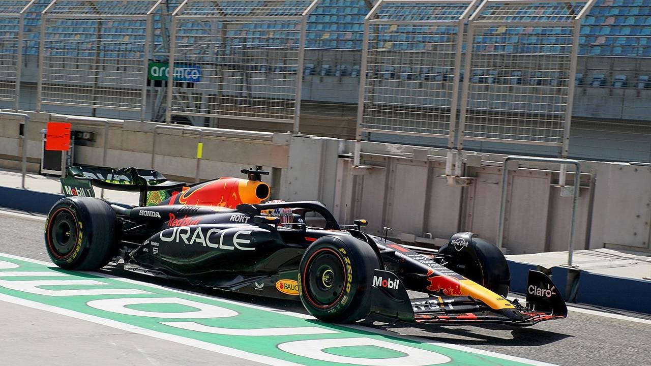 Max Verstappen aus den Niederlanden vom Team Oracle Red Bull in der Boxengasse.