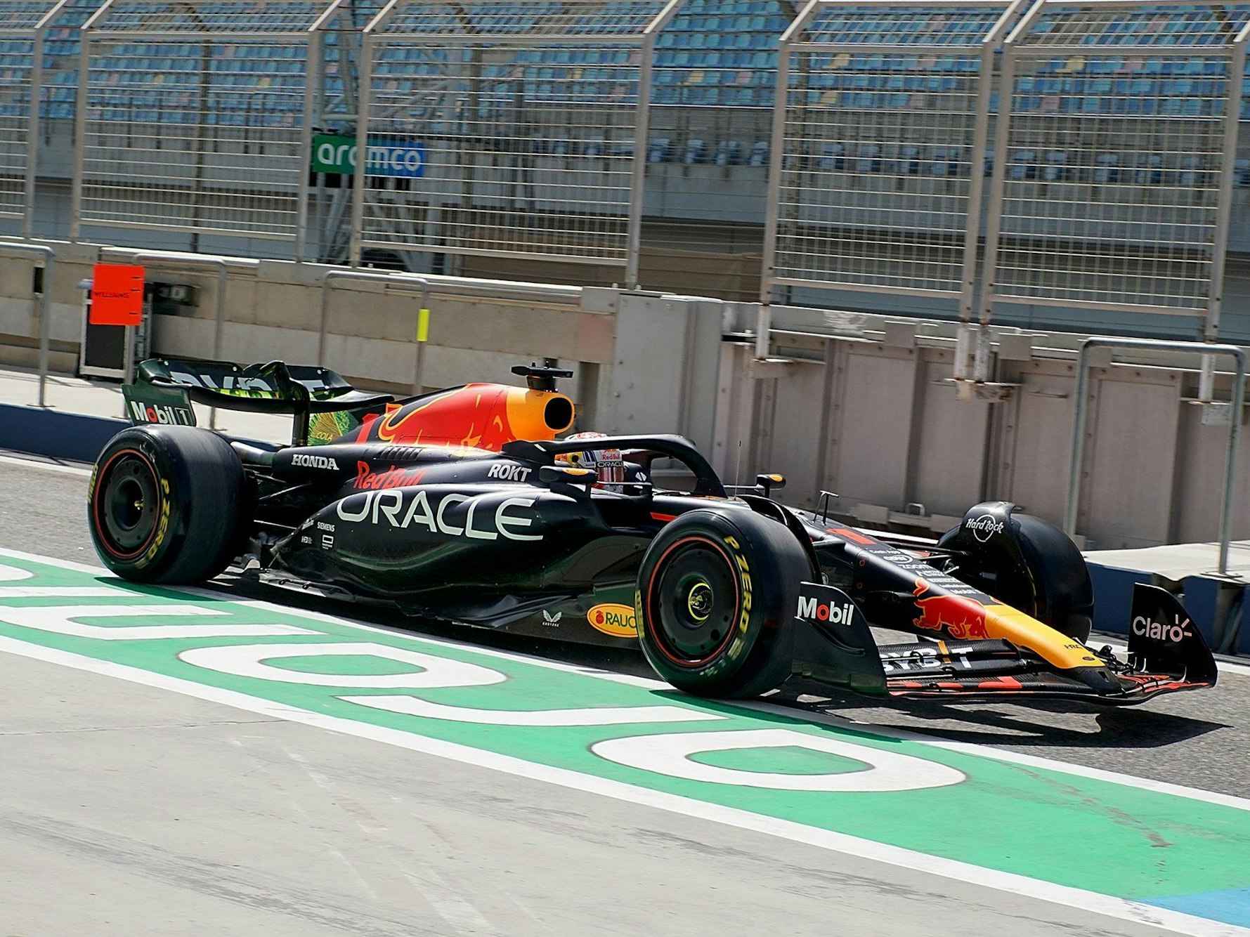 Max Verstappen aus den Niederlanden vom Team Oracle Red Bull in der Boxengasse.