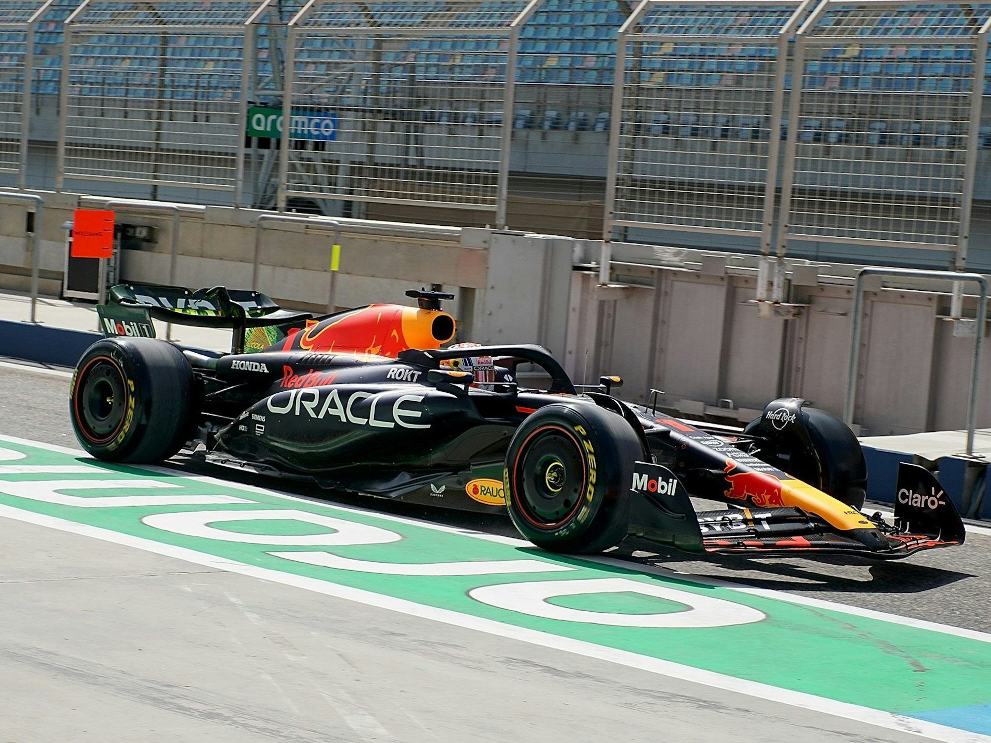 Max Verstappen aus den Niederlanden vom Team Oracle Red Bull in der Boxengasse.