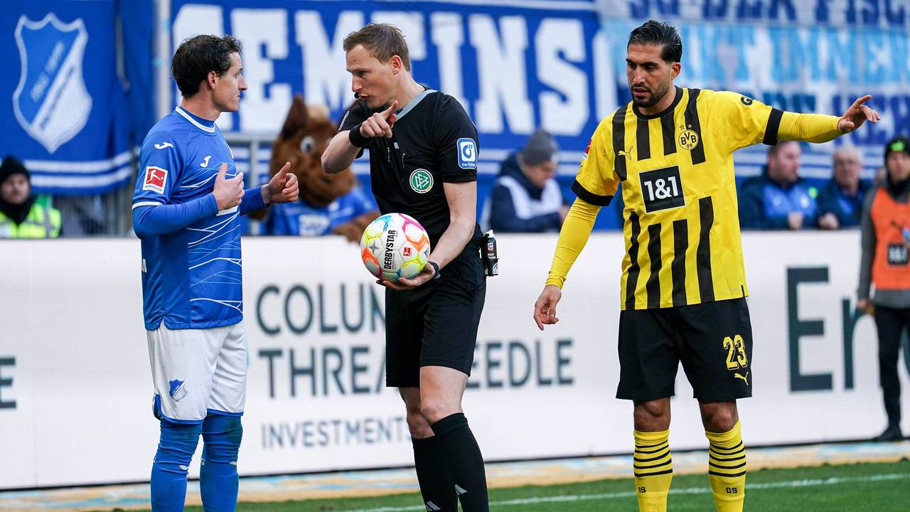 v.li.: Sebastian Rudy, Martin Petersen und Emre Can auf dem Platz.
