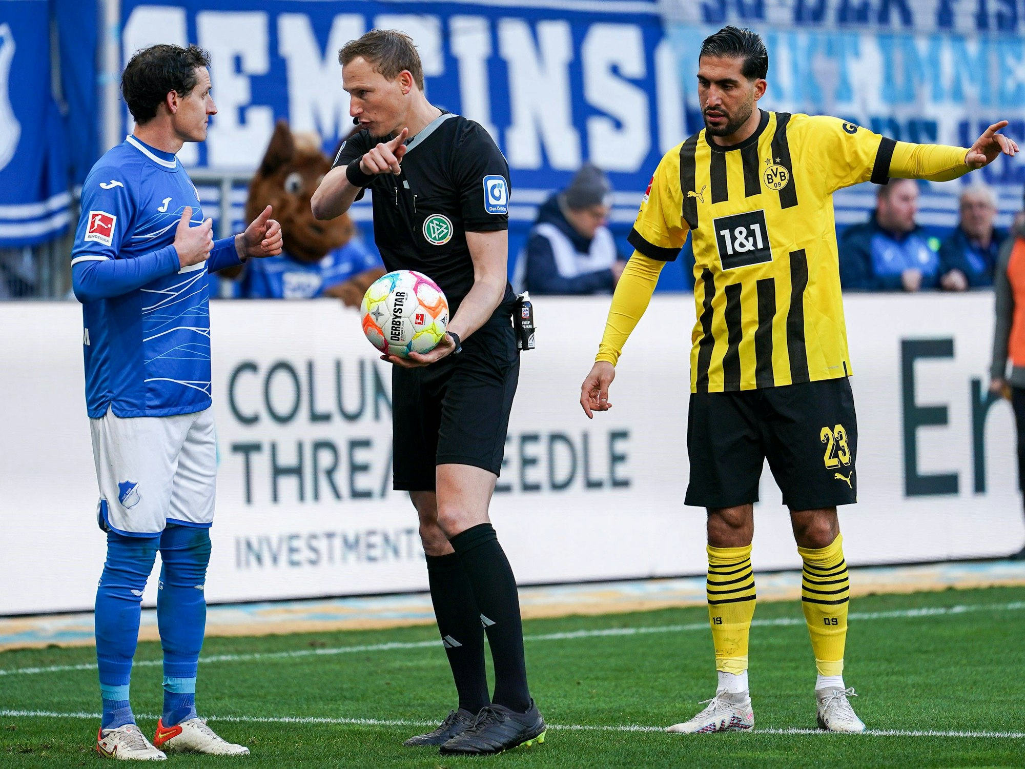 v.li.: Sebastian Rudy, Martin Petersen und Emre Can auf dem Platz.