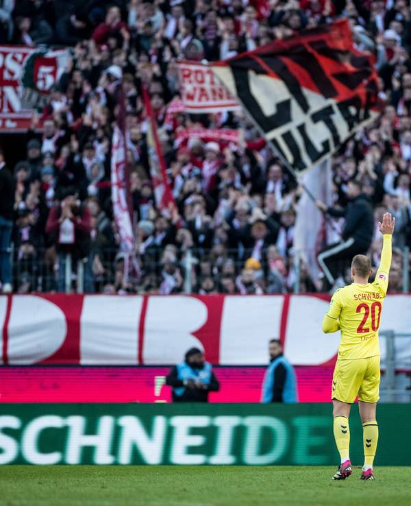 Marvin Schwäbe bedankt sich bei den Fans des 1. FC Köln für den Support.
