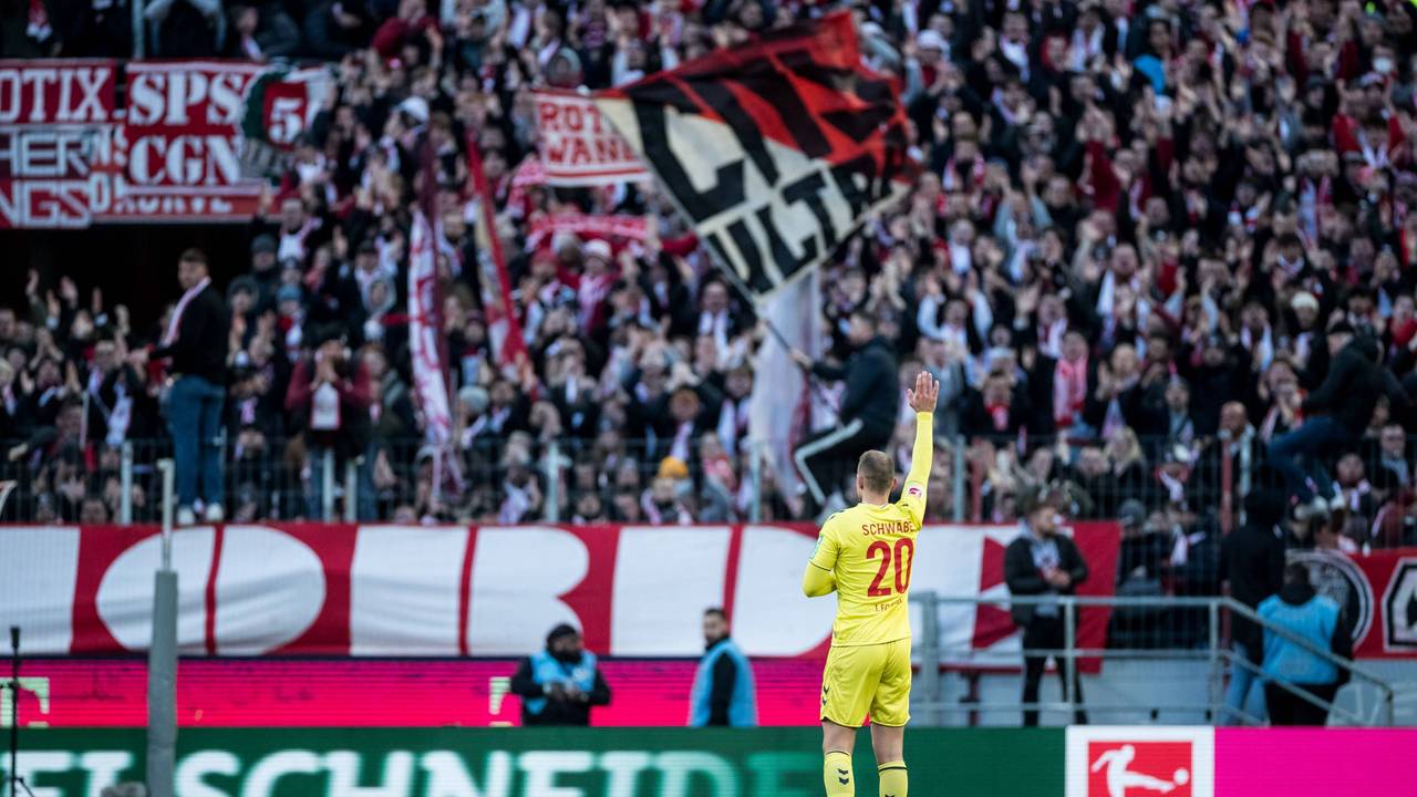 Marvin Schwäbe bedankt sich bei den Fans des 1. FC Köln für den Support.
