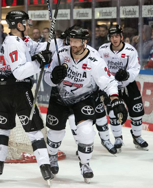 Iserlohns Jonas Neffin (l) reagiert nach dem Treffer zum 6:1 durch Kölns Zach Sill (2.v.r), der mit Jan Luca Sennhenn jubelt.