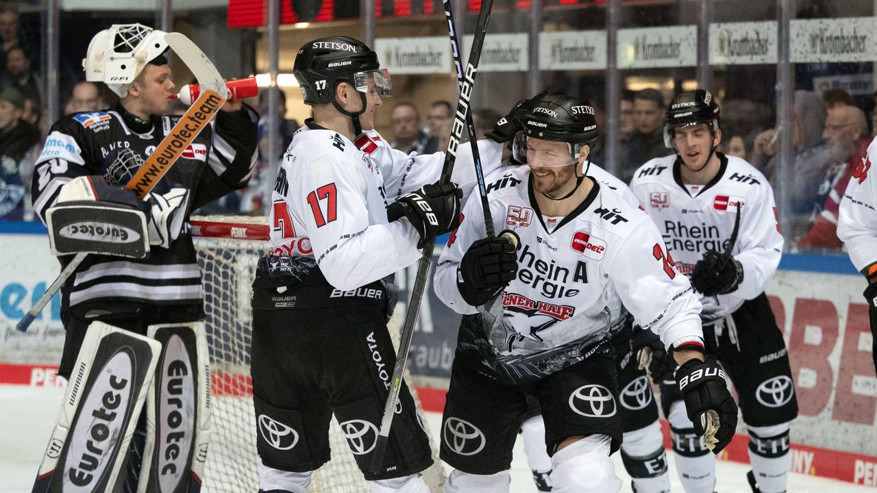 Iserlohns Jonas Neffin (l) reagiert nach dem Treffer zum 6:1 durch Kölns Zach Sill (2.v.r), der mit Jan Luca Sennhenn jubelt.
