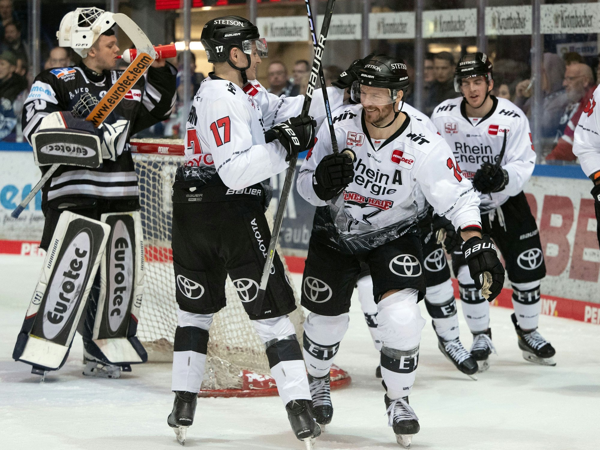 Iserlohns Jonas Neffin (l) reagiert nach dem Treffer zum 6:1 durch Kölns Zach Sill (2.v.r), der mit Jan Luca Sennhenn jubelt.
