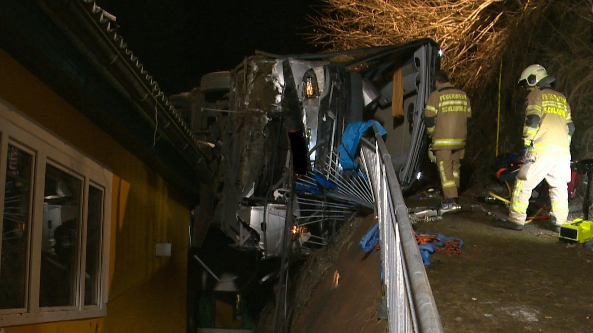 Rettungskräfte der Feuerwehr sind am Unglücksort im Einsatz. Ein deutscher Reisebus ist auf der Rohrmooser Landstraße L722 in Richtung Schladming in der sog. «Schlösselkehre» über eine Böschung gestürzt.