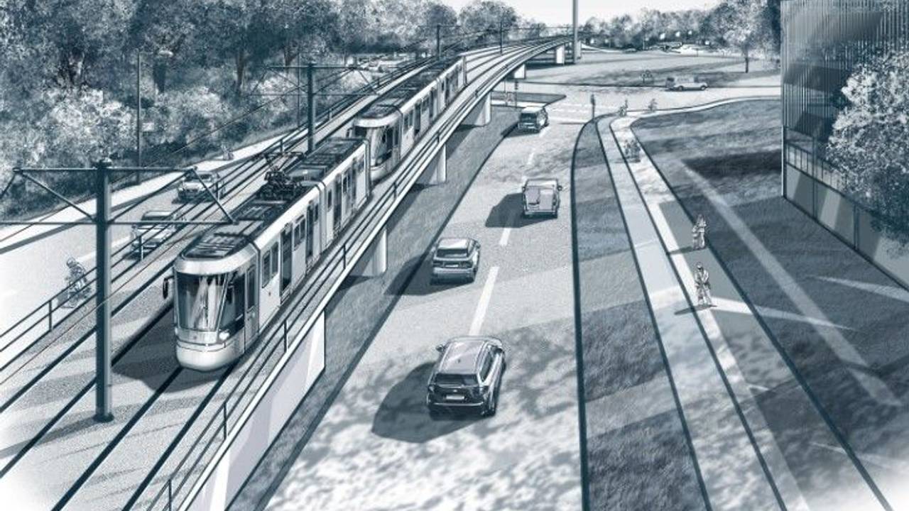Über den Bonner Verteiler führt eine Brücke, über die eine Bahn fährt.
