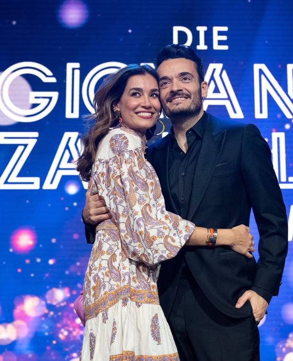 Jana Ina Zarrella und Giovanni Zarrella umarmen sich nach der TV-Show.