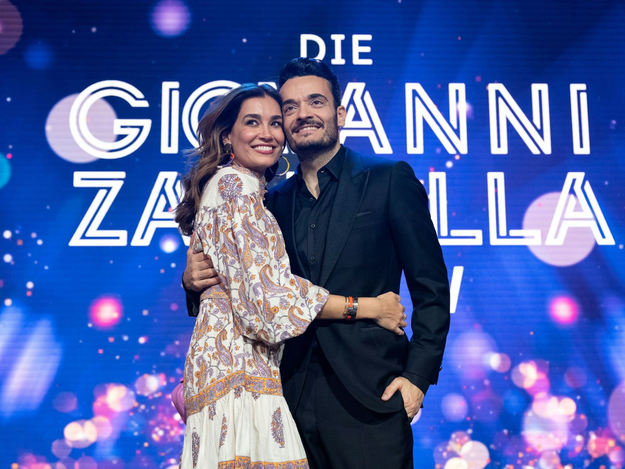 Jana Ina Zarrella und Giovanni Zarrella umarmen sich nach der TV-Show.