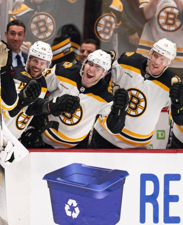 Der Torhüter der Boston Bruins, Linus Ullmark (l), feiert seinen Treffer ins leere Netz.