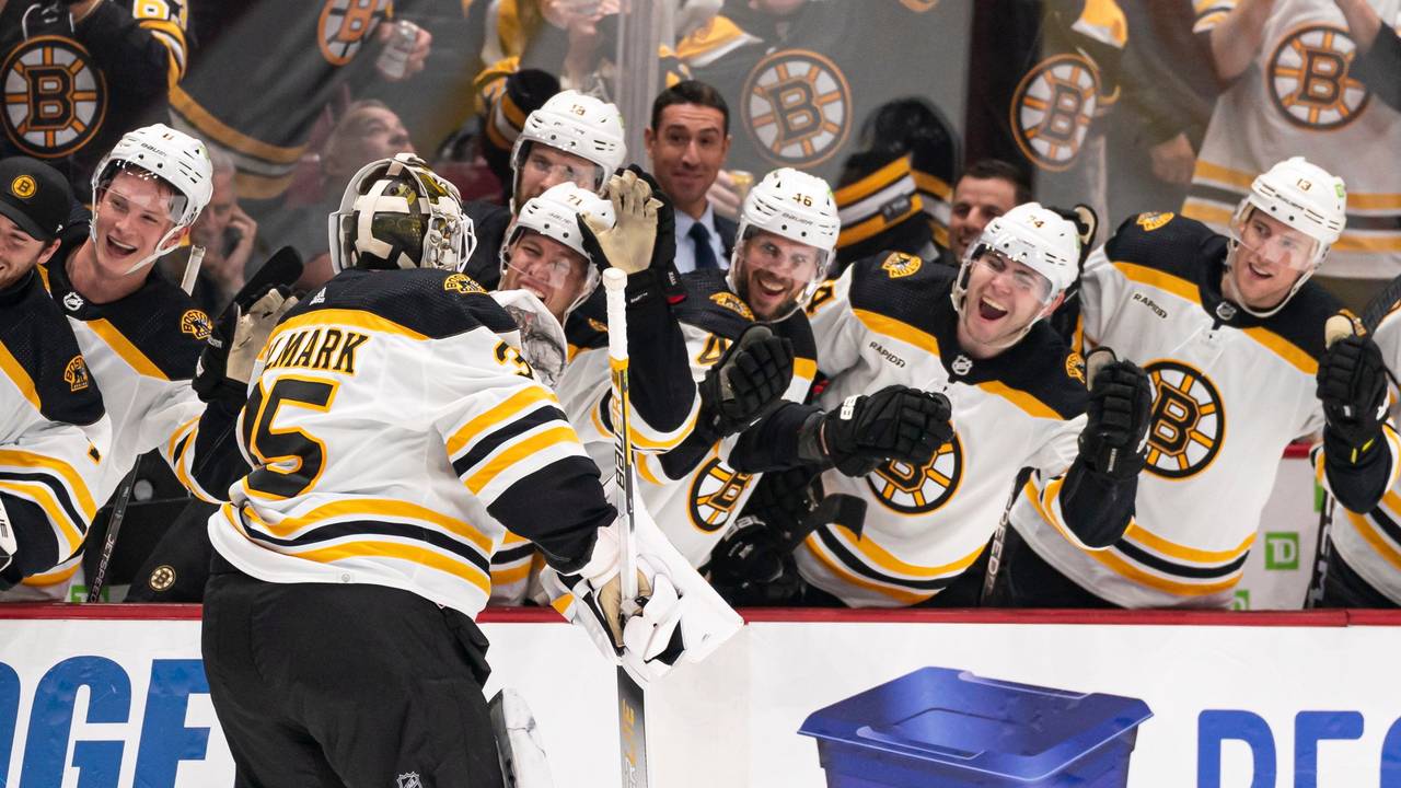 Der Torhüter der Boston Bruins, Linus Ullmark (l), feiert seinen Treffer ins leere Netz.