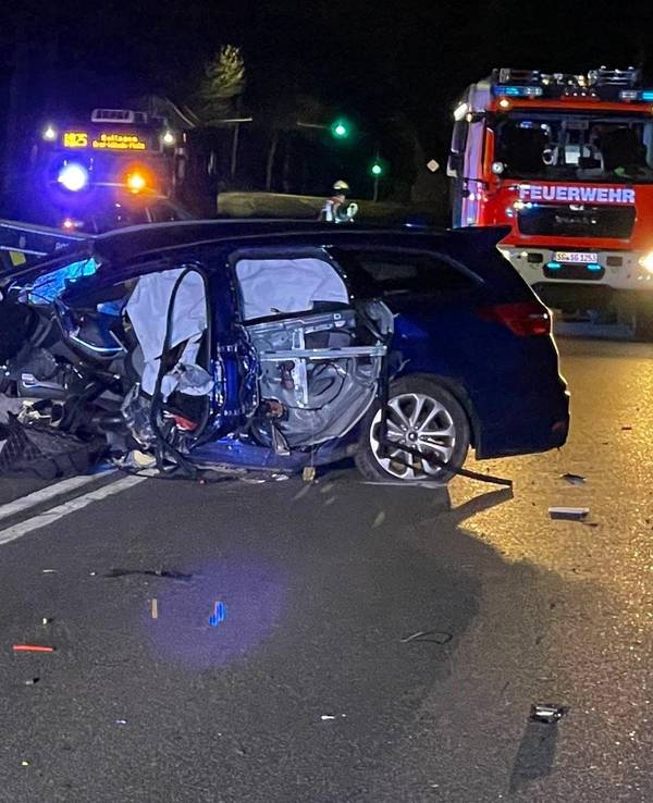 Ein Mann (35) ist in Solingen mit seinem Auto gegen einen Baum gekracht und dabei tödlich verletzt worden.