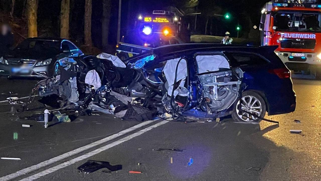Ein Mann (35) ist in Solingen mit seinem Auto gegen einen Baum gekracht und dabei tödlich verletzt worden.