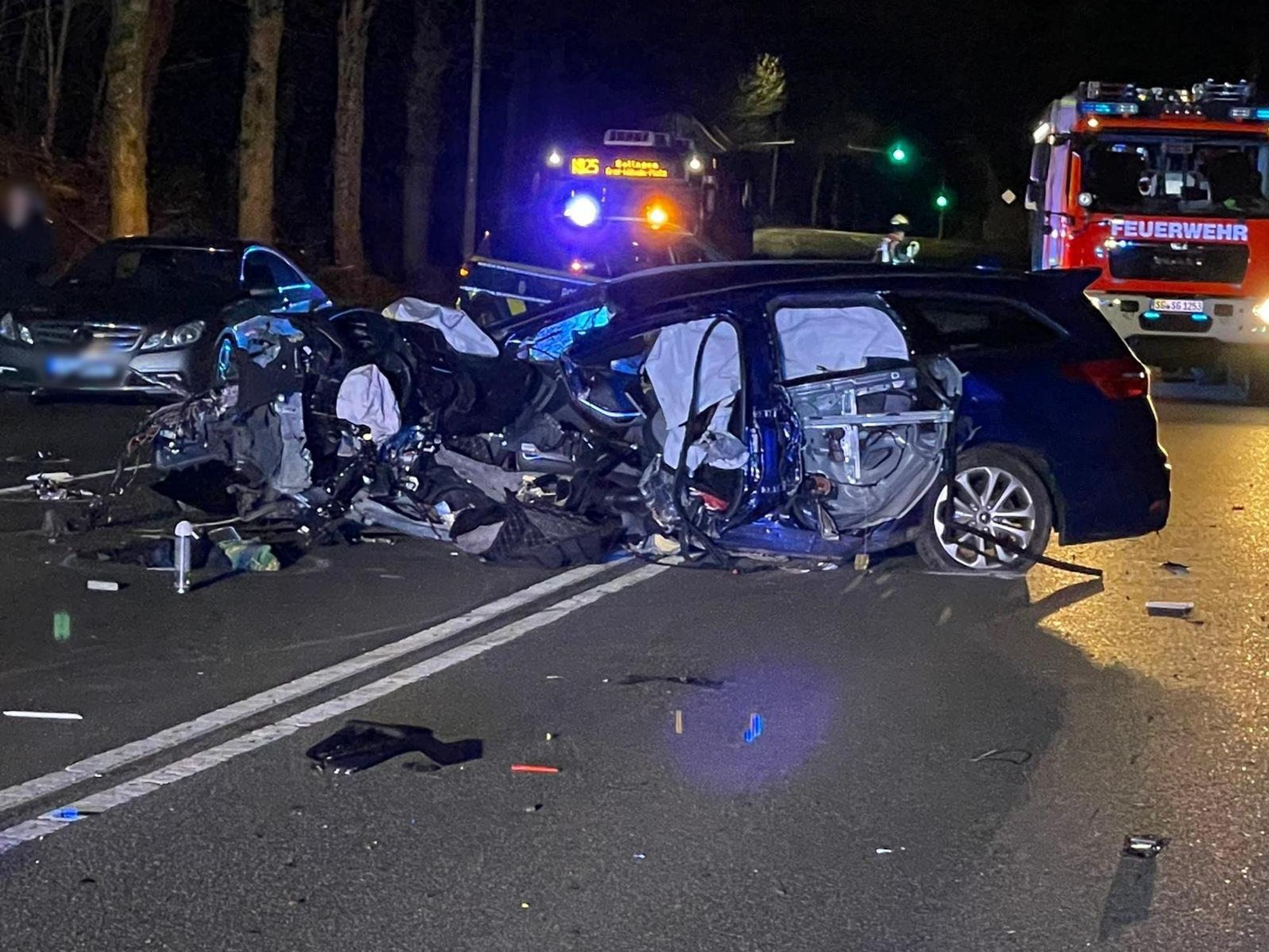 Ein Mann (35) ist in Solingen mit seinem Auto gegen einen Baum gekracht und dabei tödlich verletzt worden.