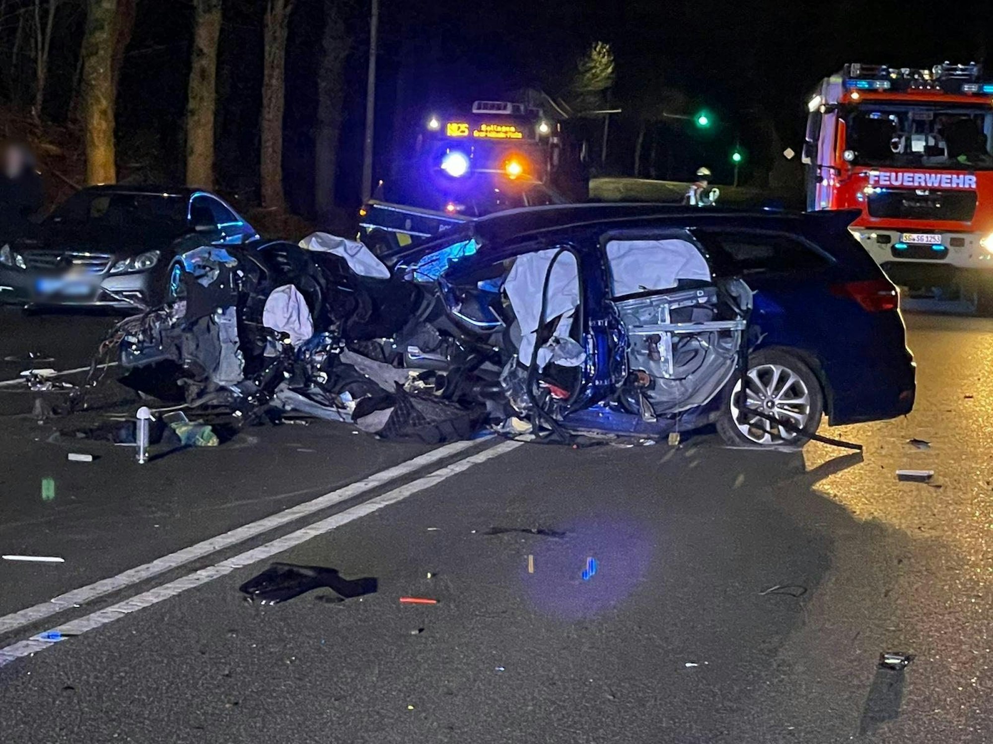 Ein Mann (35) ist in Solingen mit seinem Auto gegen einen Baum gekracht und dabei tödlich verletzt worden.