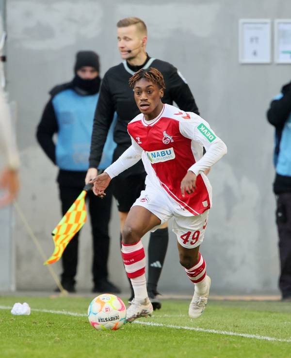 Justin Diehl ist für den 1. FC Köln am Ball.