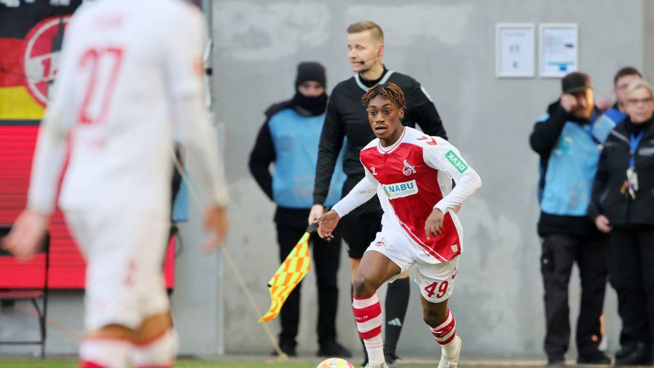 Justin Diehl ist für den 1. FC Köln am Ball.