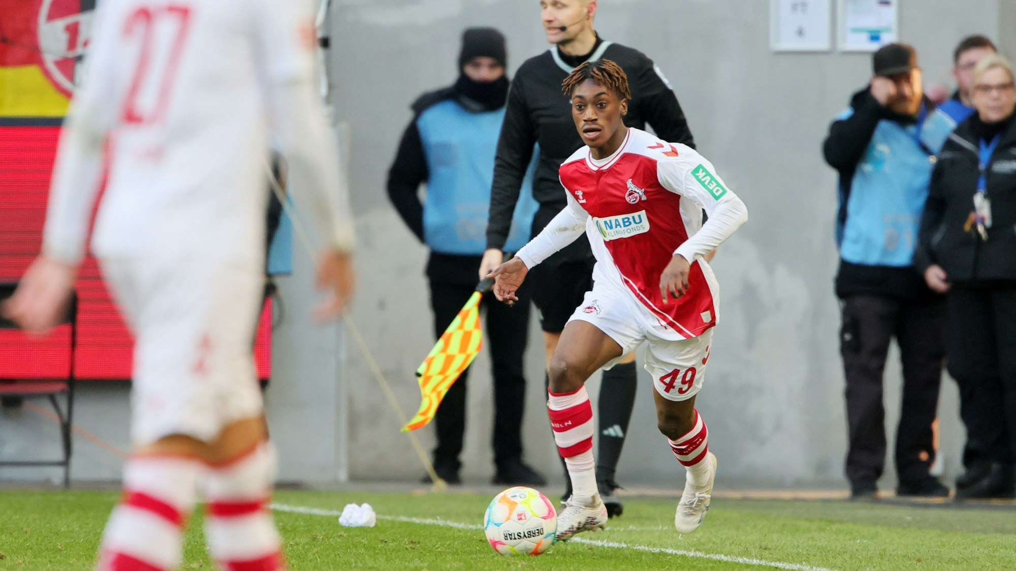 Justin Diehl ist für den 1. FC Köln am Ball.