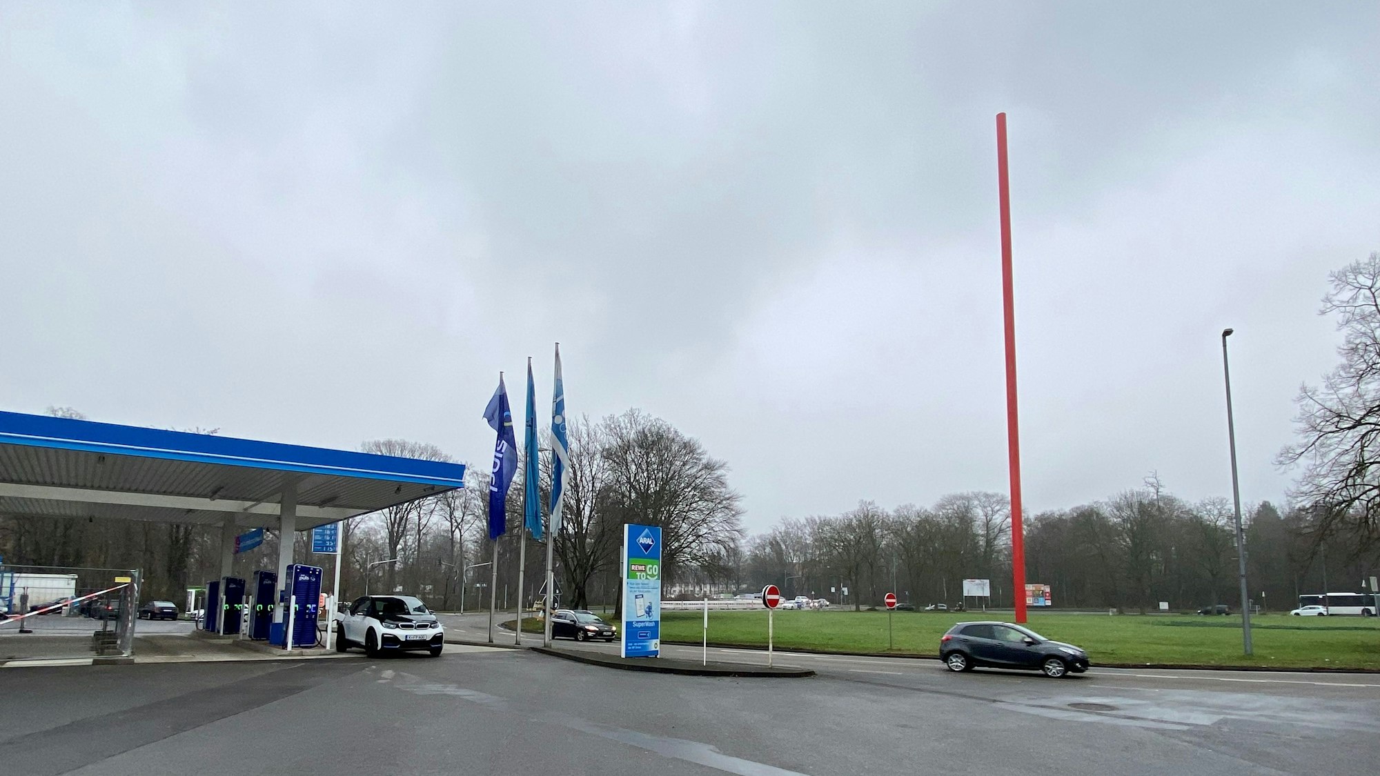 Blick auf den Bonner Verteiler mit Aral-Tankstelle und Kunst-Stele