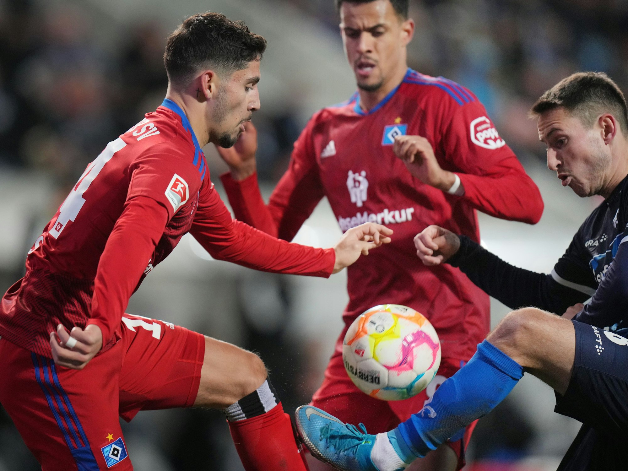 Darmstadt 98 gegen den Hamburger SV im Merck-Stadion am Böllenfalltor. Darmstadts Fabian Schnellhardt (r) und der Hamburger Ludovit Reis kämpfen um den Ball.