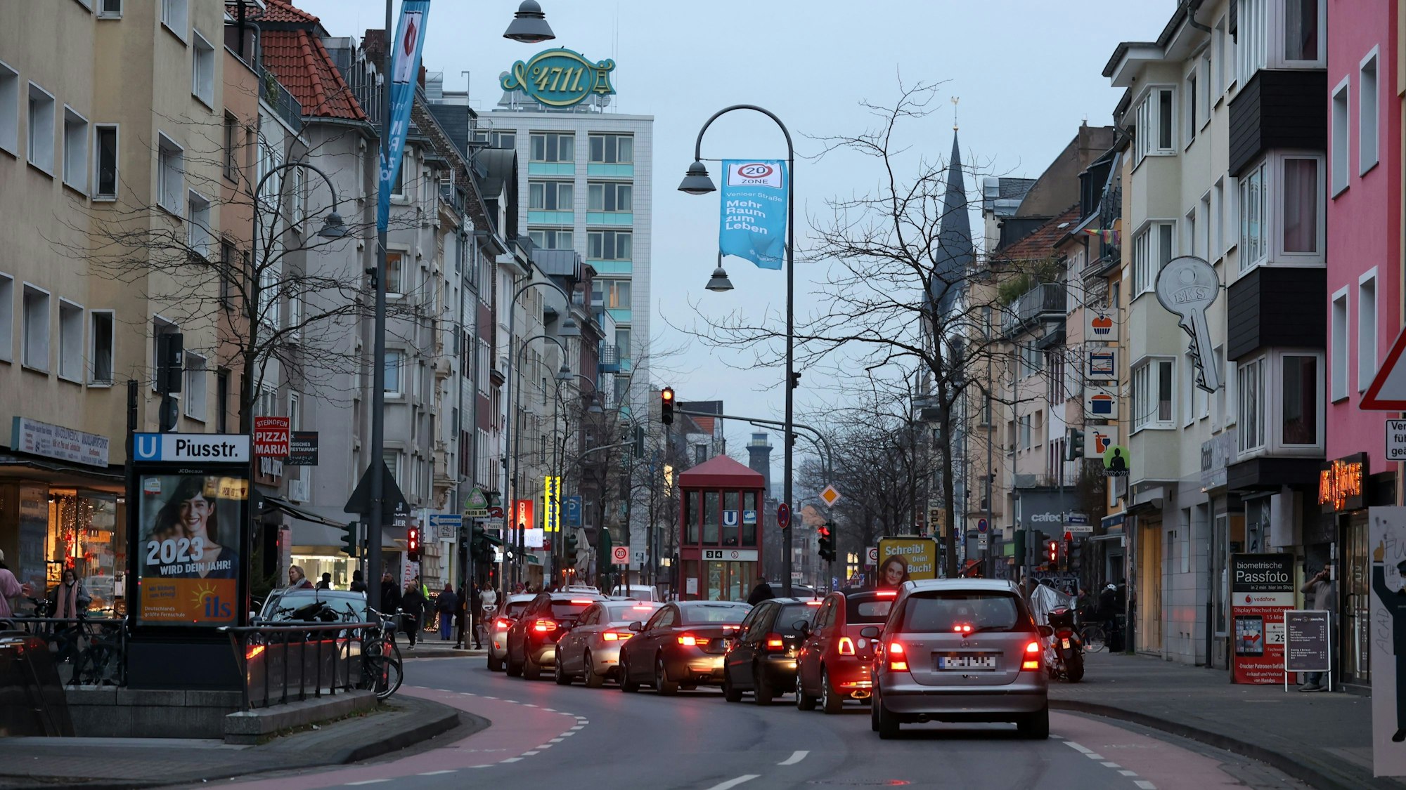 Autos fahren auf der Venloer Straße in Köln.